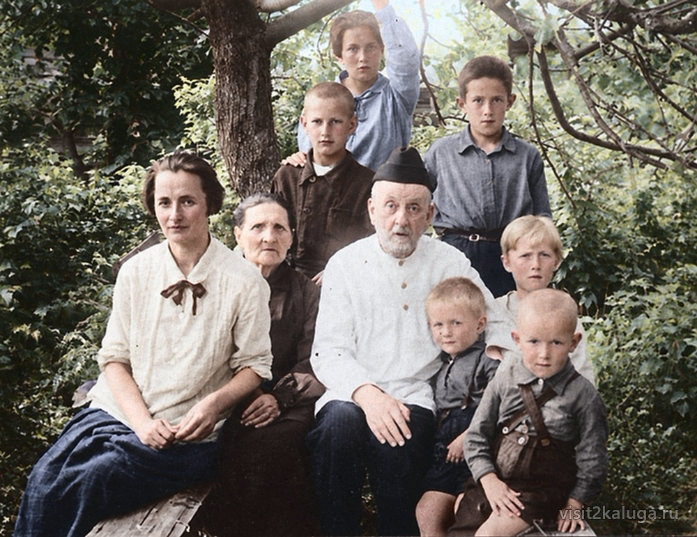 Семейное чаепитие в саду. Калуга, 1930-е годы — колоризация