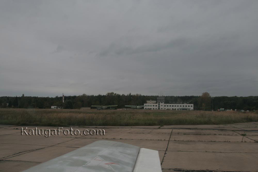 Под крылом самолета Як-52 убитая взлетная полоса