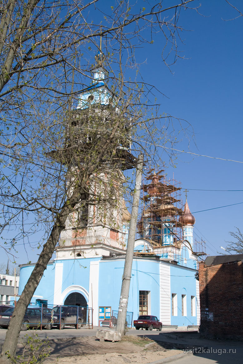 Голубая церковь в строительных лесах