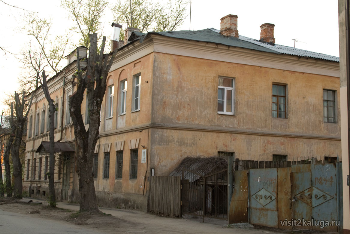 Старый жёлтый дом с синими рамами