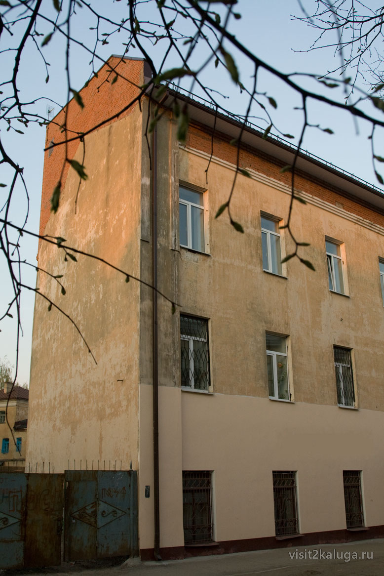 Торец дома в закатных лучах