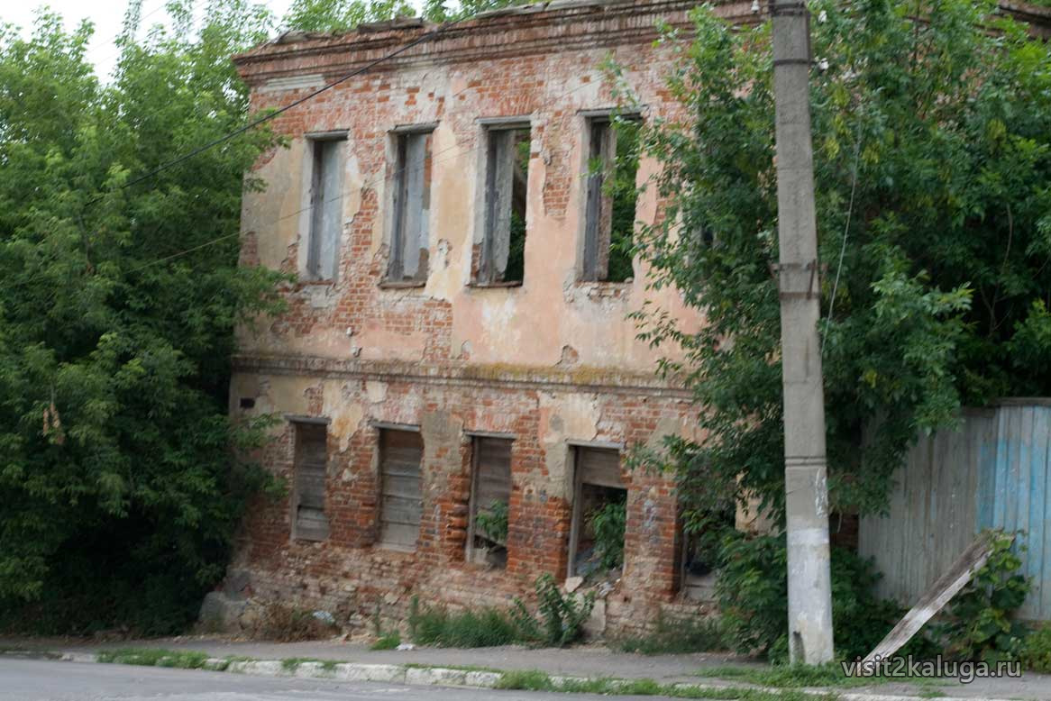 Обветшалый деревянный дом на цоколе