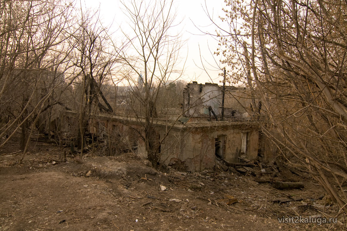 Полуразрушенный дом в осенней чаще