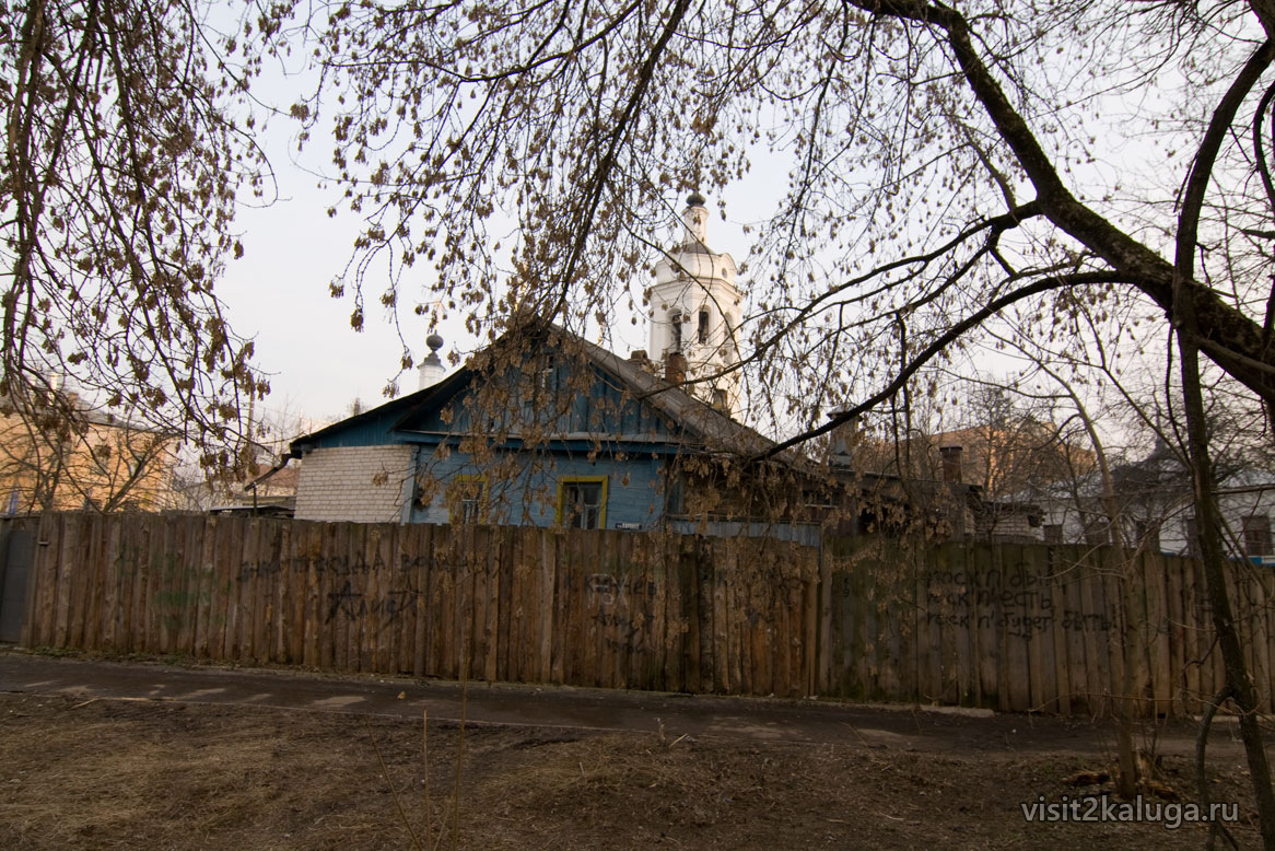 Старая изба с зелёными ставнями