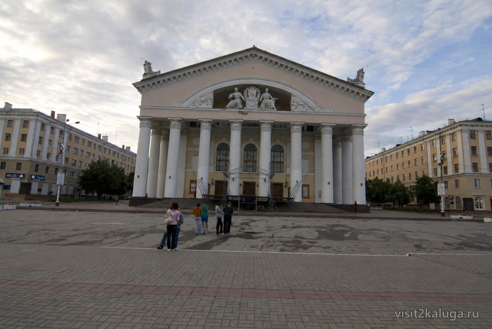 Фасад драмтеатра с площади