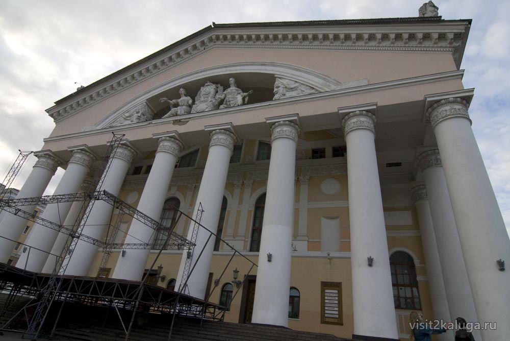 Колоннада драмтеатра с временной сценой