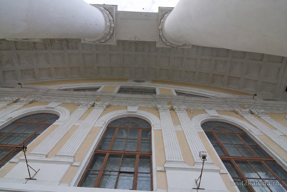 Кессоны портика драмтеатра
