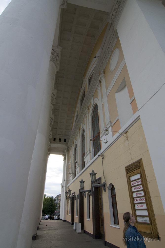 Вдоль колоннады драмтеатра