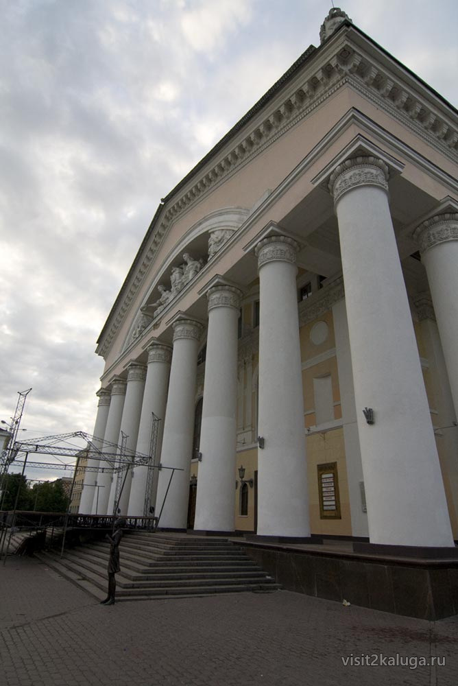 Колоннада театра от ступеней