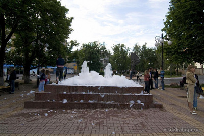 Рынок, в фонтан налили шампунь