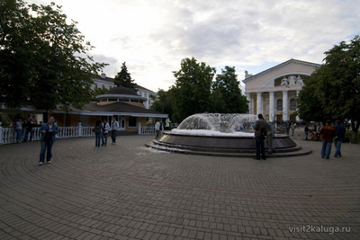 Ул. Кирова, театралка