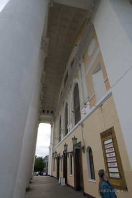 Вдоль колоннады драмтеатра