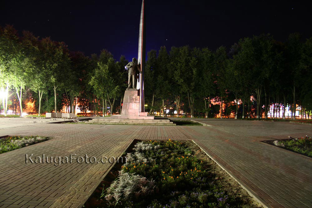 Сквер мира, памятник циолковскому к.э.