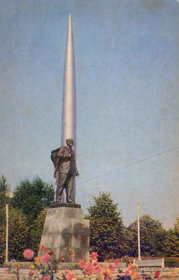 Памятник Циолковскому у драмтеатра