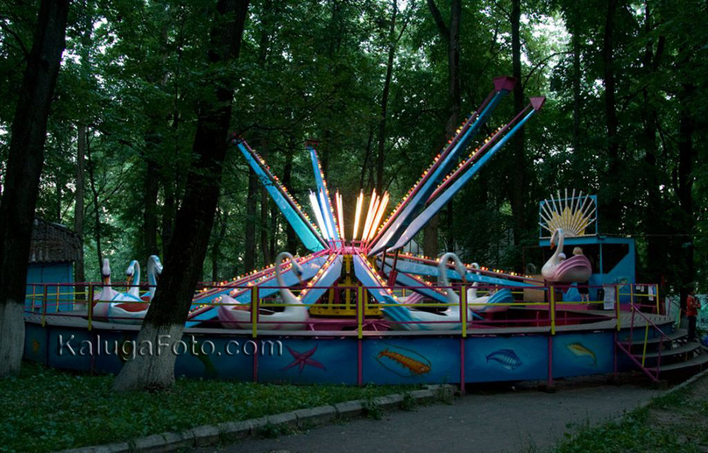 Атракционы в парке Культуры и отдыха Калуги