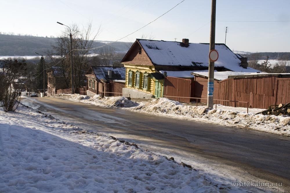 Улица Циолковского со старым домом зимой