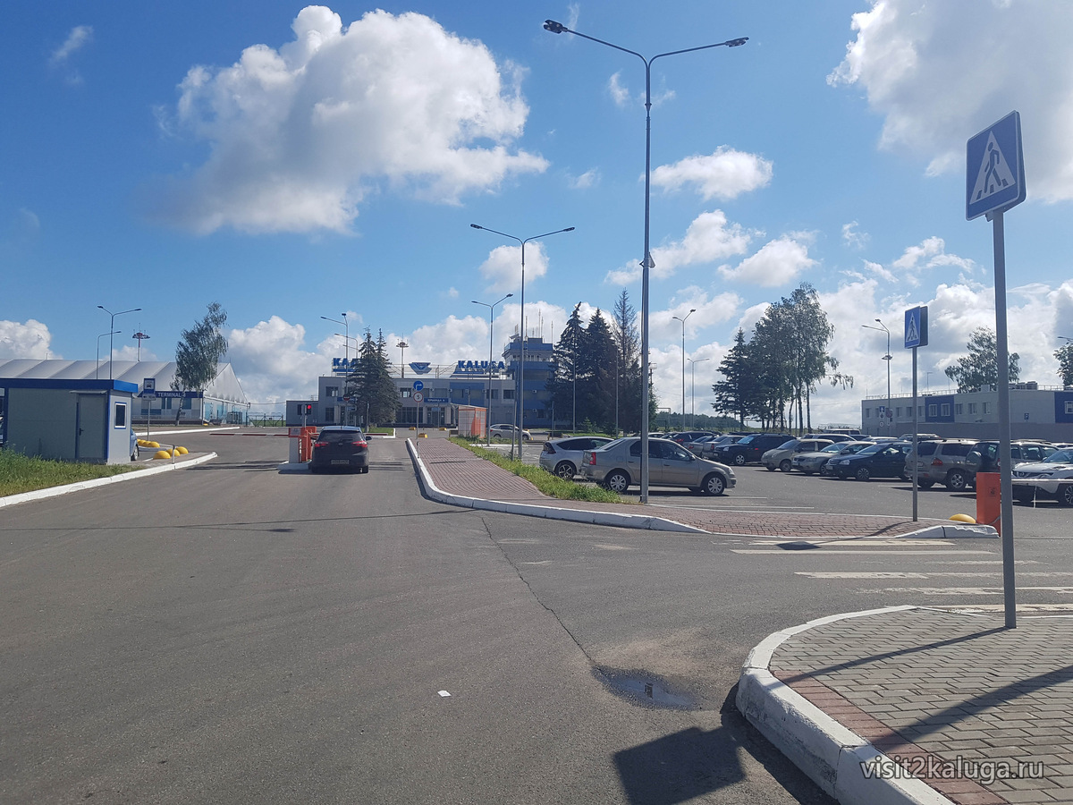 Терминал и парковка аэропорта Калуга