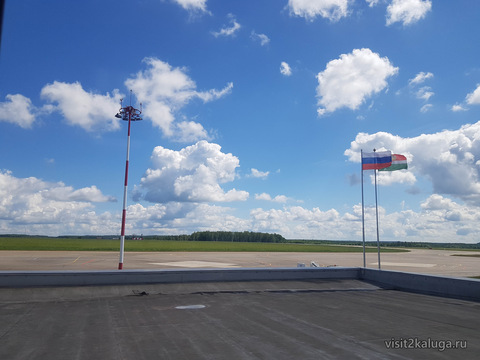 Перрон аэропорта Калуга и флаги России и Венгрии