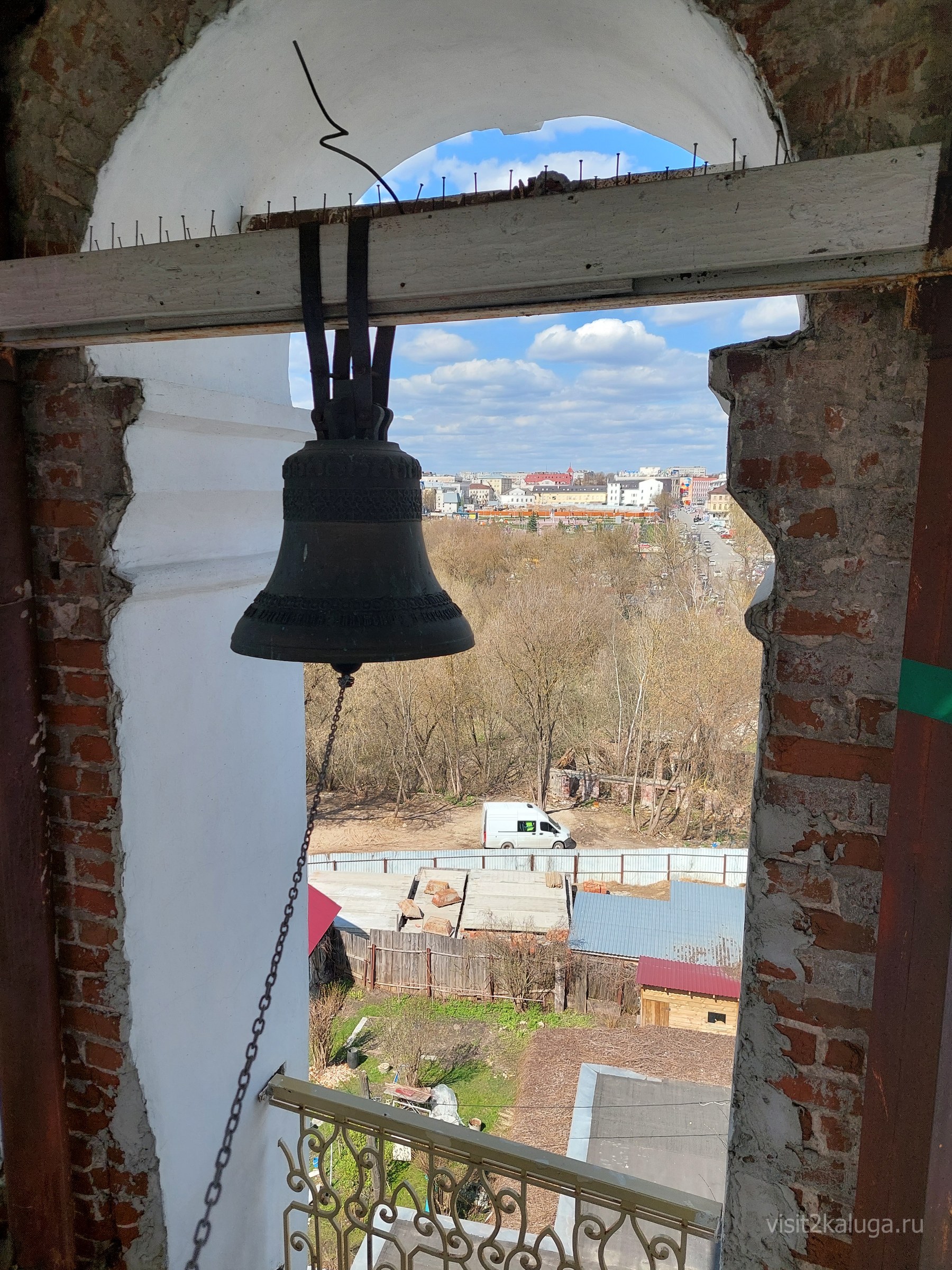 Колокол в арочном проёме