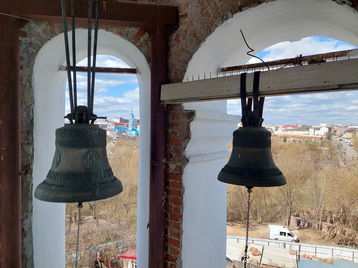 Колокола в арочных проёмах звонницы