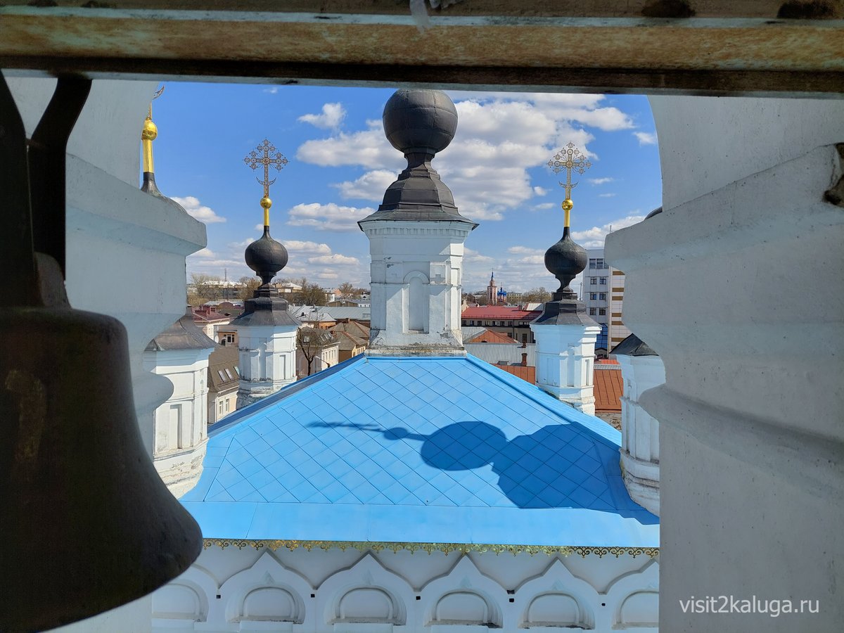 Синяя кровля и купола храма с колокольни