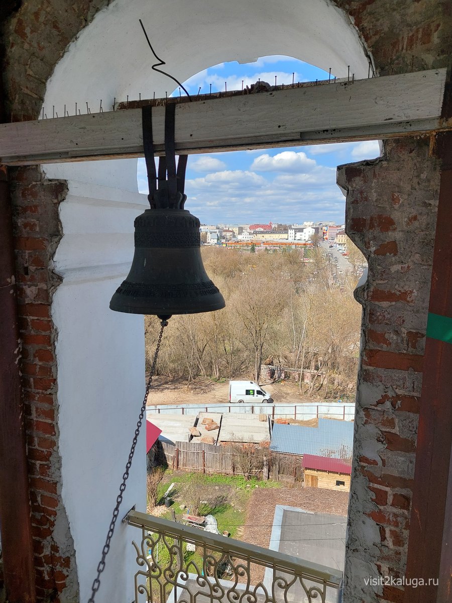 Колокол в арочном проёме