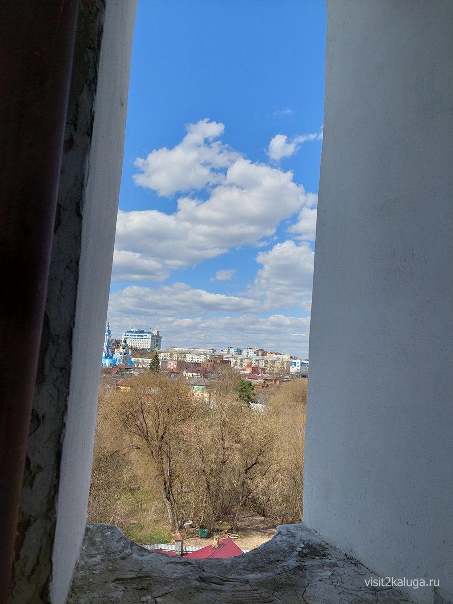 Голубые купола и город вдали